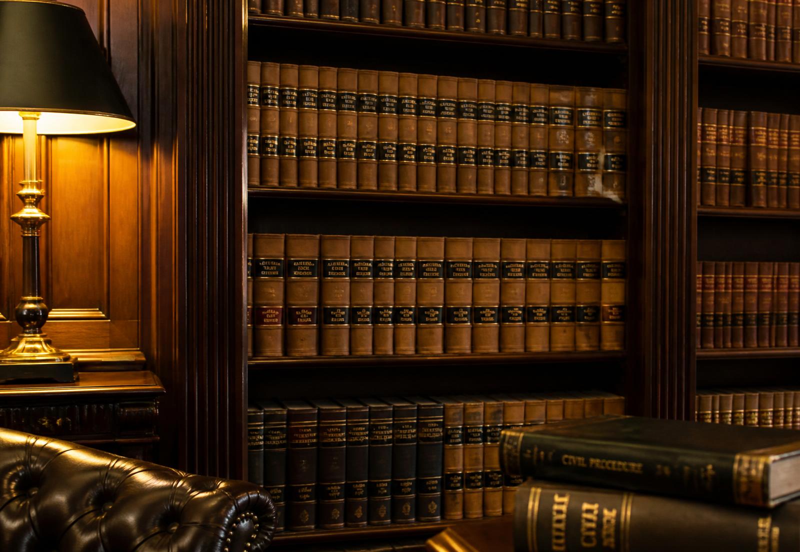 Biblioteca jurídica com volumes encadernados